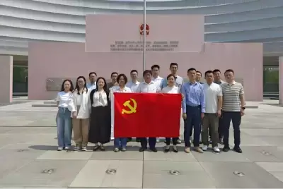 明法于心 守法于行——健康科技党支部组织开展参观南京宪法公园活动