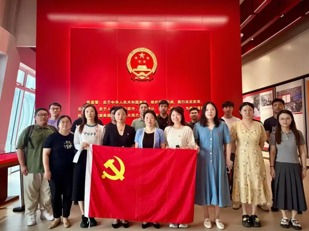 学宪法强法治 践初心担使命——体育集团党委赴宪法公园开展现场研学活动